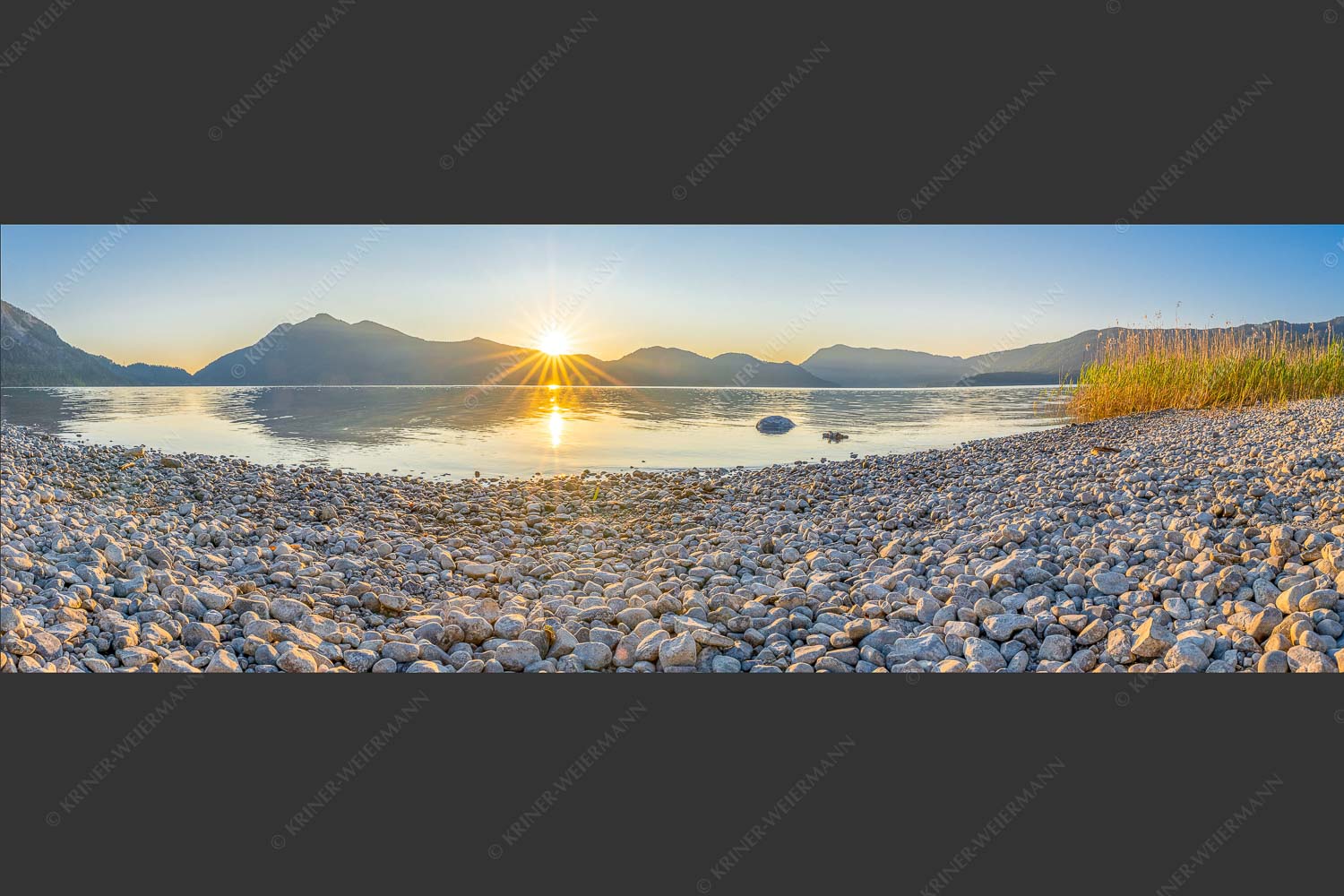 Blick über den Walchensee zum Jochberg mit Sonnenaufgang - Unser Sandstrand 3:1  -- Walchensee Jochberg Sonnenaufganmg - mehr Infos bei www.Kriner-Weiermann.de