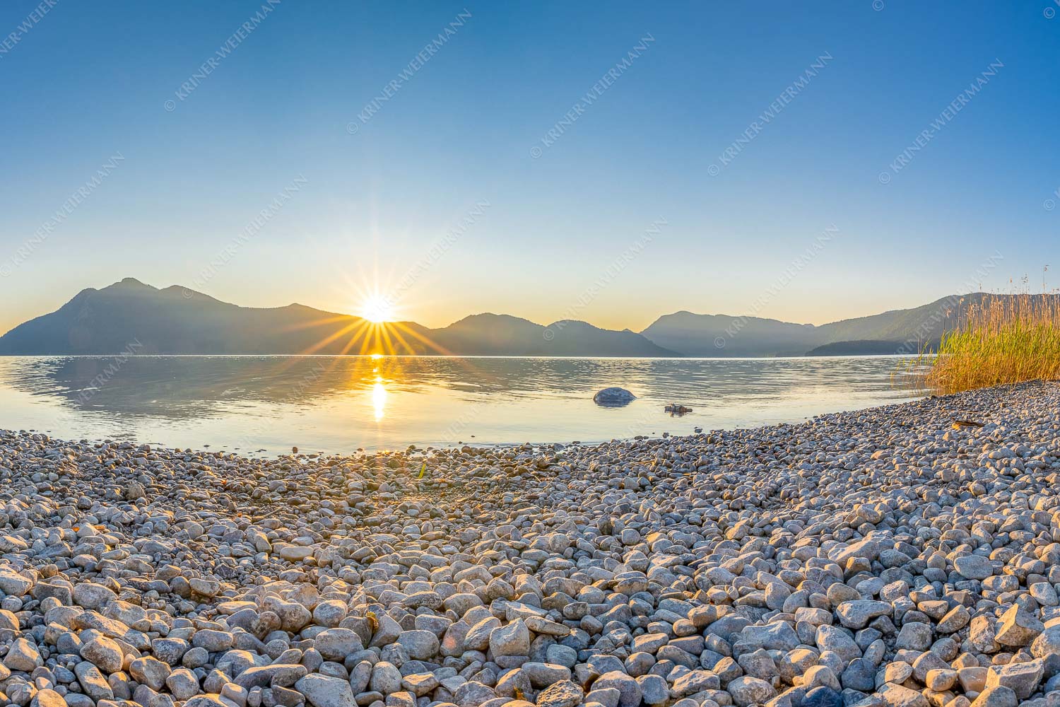 Blick über den Walchensee zum Jochberg mit Sonnenaufgang - Unser Sandstrand 3:2  -- Walchensee Jochberg Sonnenaufganmg - mehr Infos bei www.Kriner-Weiermann.de