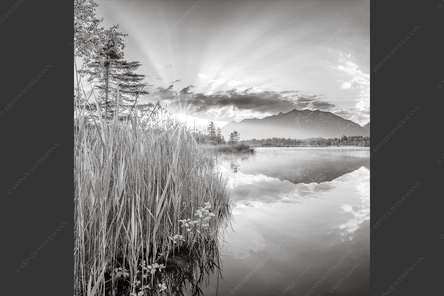 Sonnenaufgang am Barmsee mit Blick zum Karwendel und Wettersteingebirge - Utopia II 1:1 sw -- Sonnenaufgang am Barmsee - mehr Infos bei www.Kriner-Weiermann.de