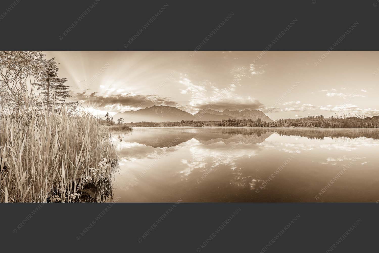 Sonnenaufgang am Barmsee mit Blick zum Karwendel und Wettersteingebirge - Utopia II 2,5:1 sepia -- Sonnenaufgang am Barmsee - mehr Infos bei www.Kriner-Weiermann.de