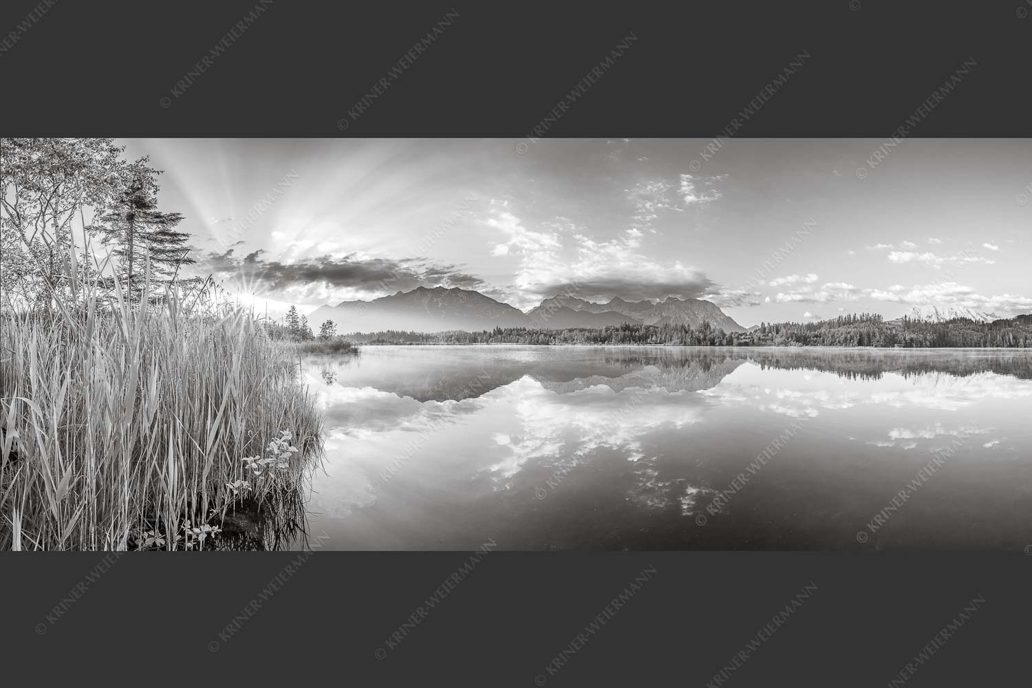 Sonnenaufgang am Barmsee mit Blick zum Karwendel und Wettersteingebirge - Utopia II 2,5:1 sw -- Sonnenaufgang am Barmsee - mehr Infos bei www.Kriner-Weiermann.de