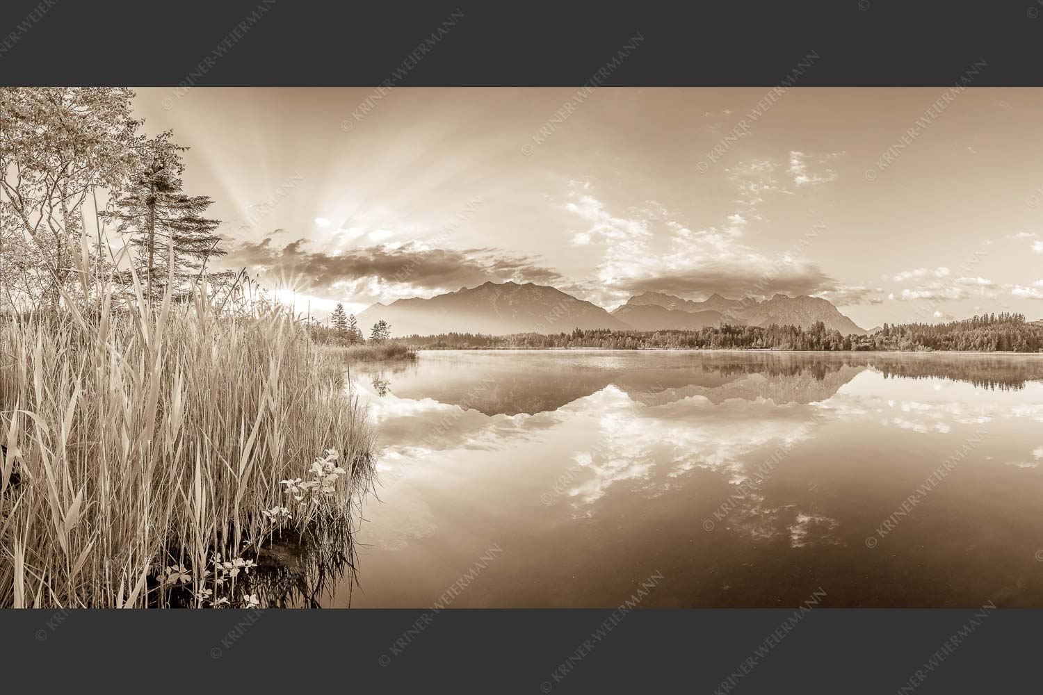 Sonnenaufgang am Barmsee mit Blick zum Karwendel und Wettersteingebirge - Utopia II 2:1 sepia -- Sonnenaufgang am Barmsee - mehr Infos bei www.Kriner-Weiermann.de