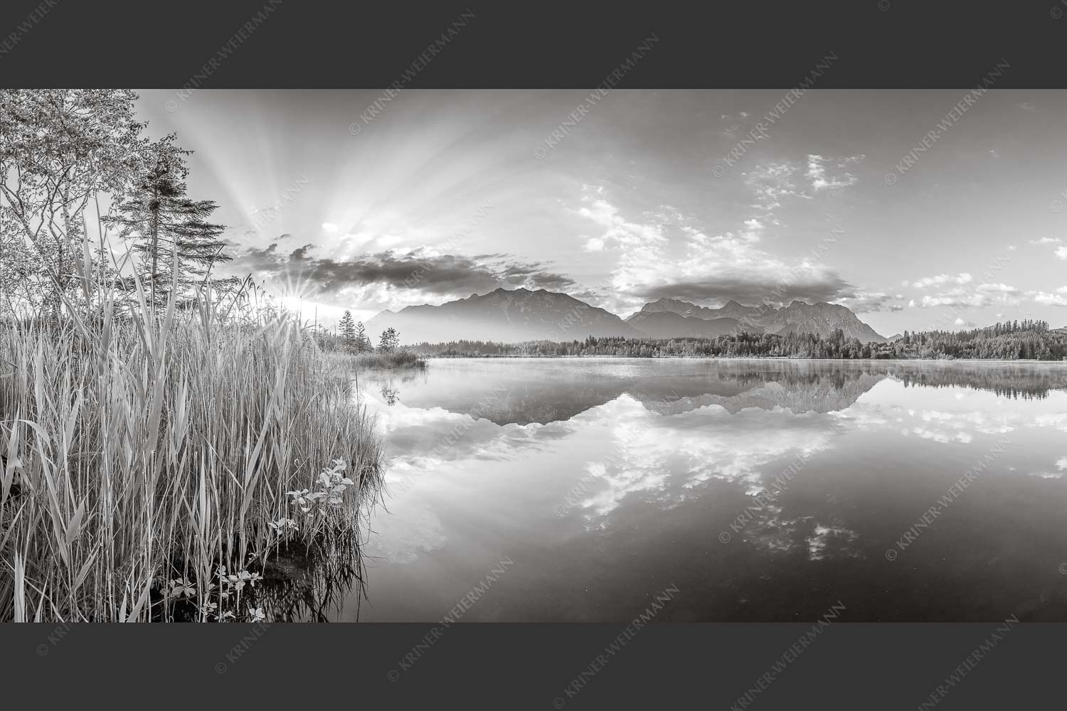 Sonnenaufgang am Barmsee mit Blick zum Karwendel und Wettersteingebirge - Utopia II 2:1 sw -- Sonnenaufgang am Barmsee - mehr Infos bei www.Kriner-Weiermann.de
