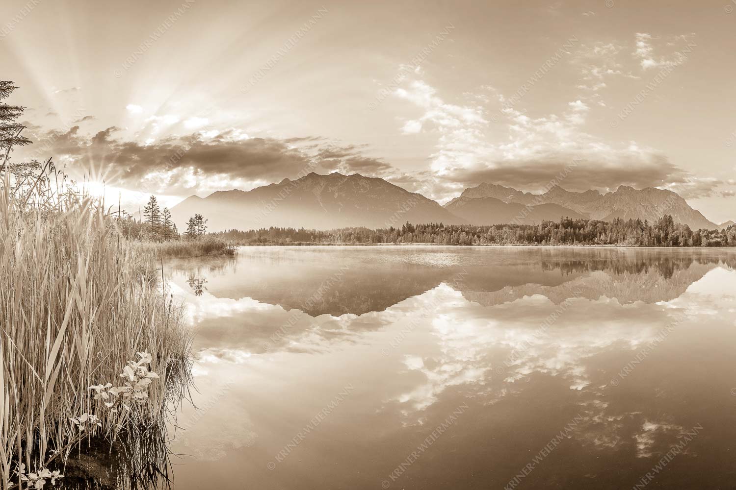 Sonnenaufgang am Barmsee mit Blick zum Karwendel und Wettersteingebirge - Utopia II 3:2 sepia -- Sonnenaufgang am Barmsee - mehr Infos bei www.Kriner-Weiermann.de
