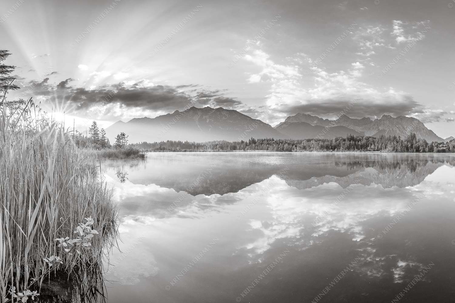 Sonnenaufgang am Barmsee mit Blick zum Karwendel und Wettersteingebirge - Utopia II 3:2 sw -- Sonnenaufgang am Barmsee - mehr Infos bei www.Kriner-Weiermann.de