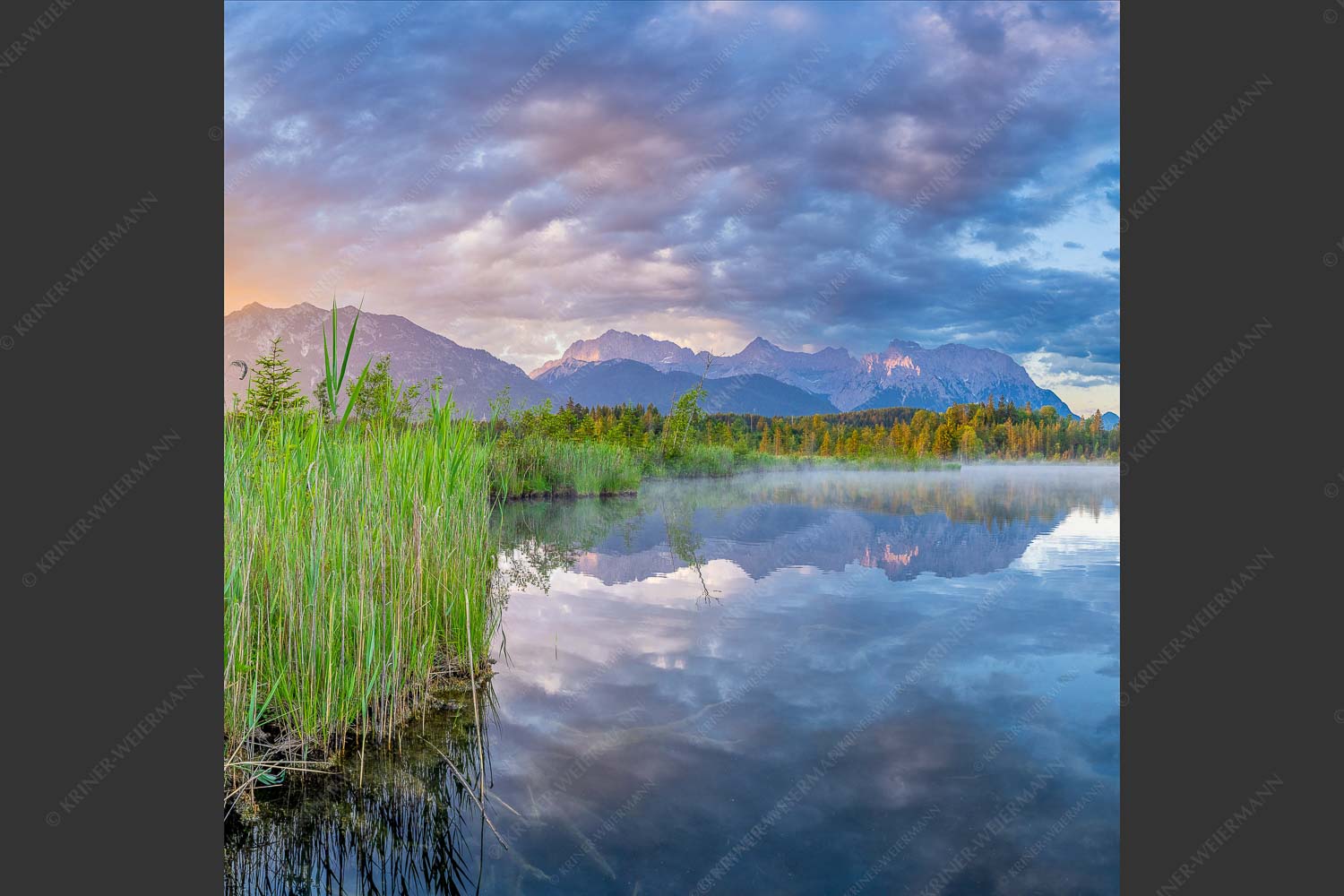 Sonnenaufgang am Barmsee mit Blick zum Karwendel und Wettersteingebirge - Utopia III 1:1  -- Morgenstimmung am Barmsee - mehr Infos bei www.Kriner-Weiermann.de