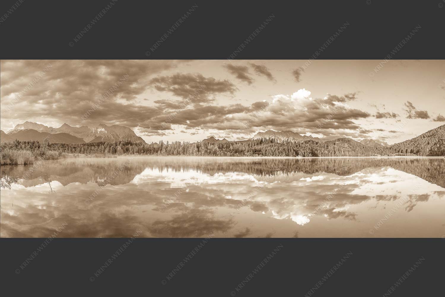 Sonnenaufgang am Barmsee mit Blick zum Karwendel und Wettersteingebirge - Utopia III 2,5:1 sepia -- Morgenstimmung am Barmsee - mehr Infos bei www.Kriner-Weiermann.de