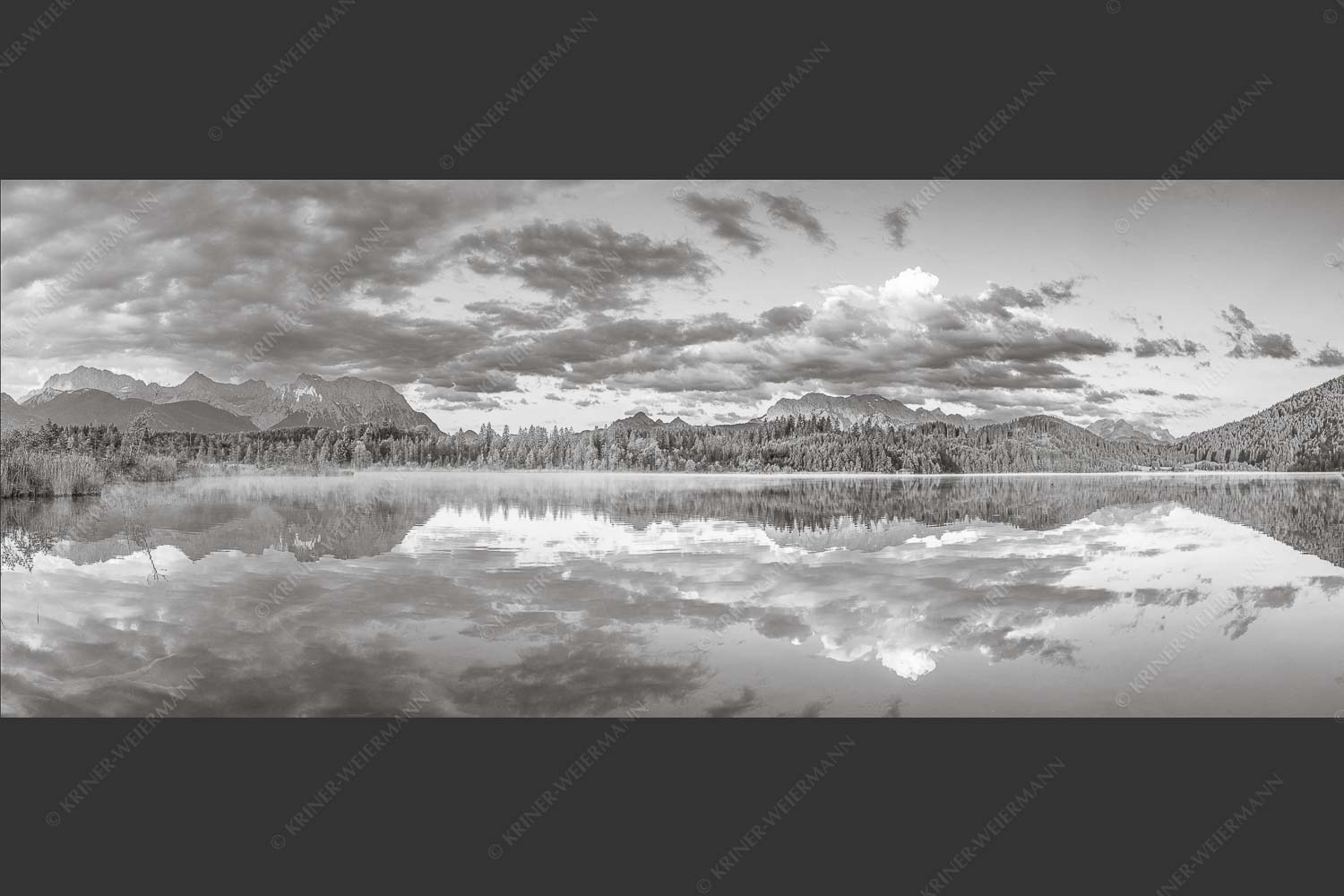 Sonnenaufgang am Barmsee mit Blick zum Karwendel und Wettersteingebirge - Utopia III 2,5:1 sw -- Morgenstimmung am Barmsee - mehr Infos bei www.Kriner-Weiermann.de