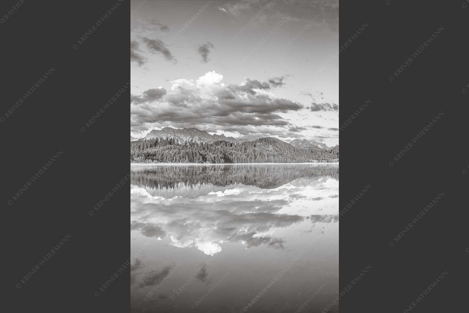Sonnenaufgang am Barmsee mit Blick zum Karwendel und Wettersteingebirge - Utopia III 2:3 sw -- Morgenstimmung am Barmsee - mehr Infos bei www.Kriner-Weiermann.de