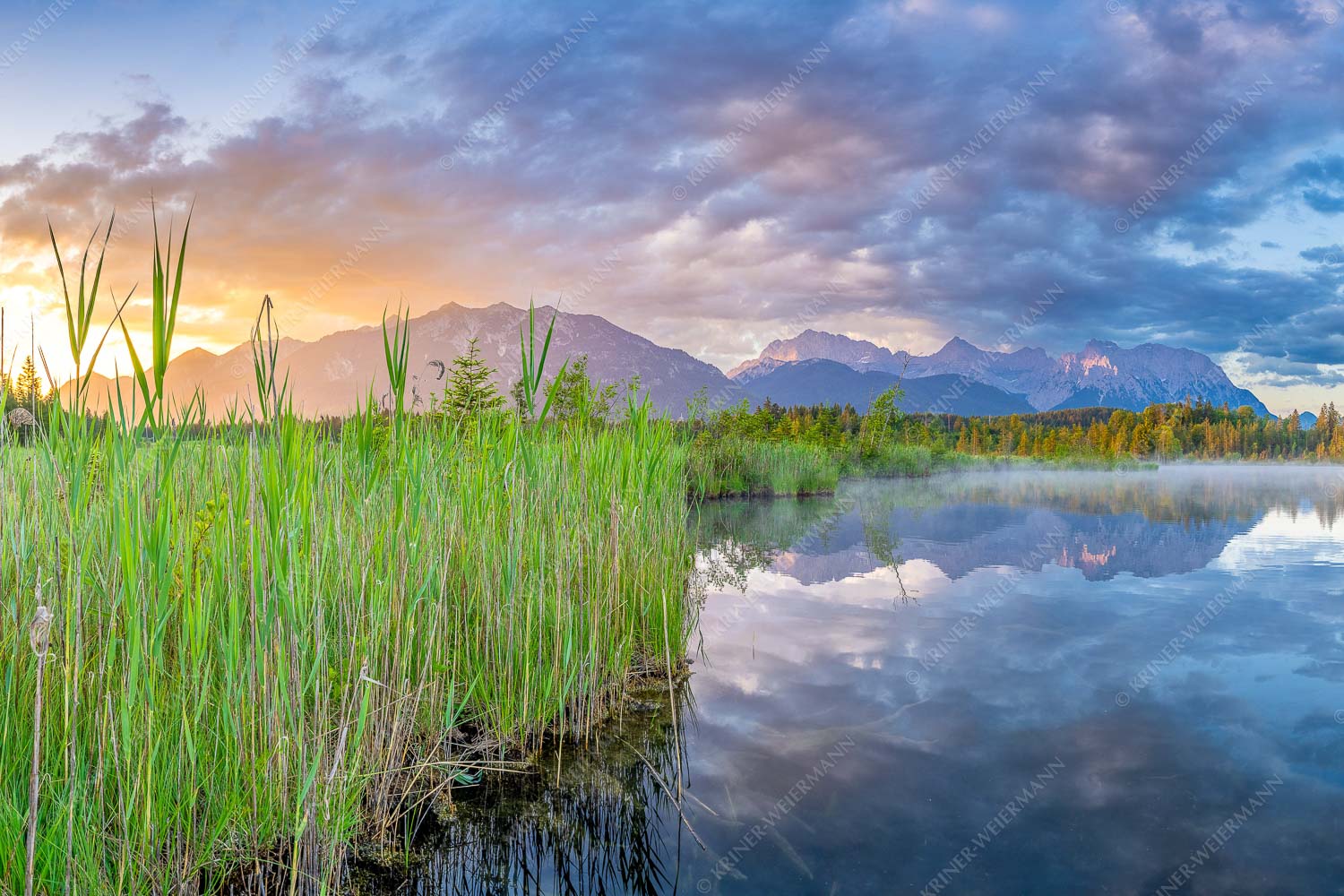 Sonnenaufgang am Barmsee mit Blick zum Karwendel und Wettersteingebirge - Utopia III 3:2  -- Morgenstimmung am Barmsee - mehr Infos bei www.Kriner-Weiermann.de