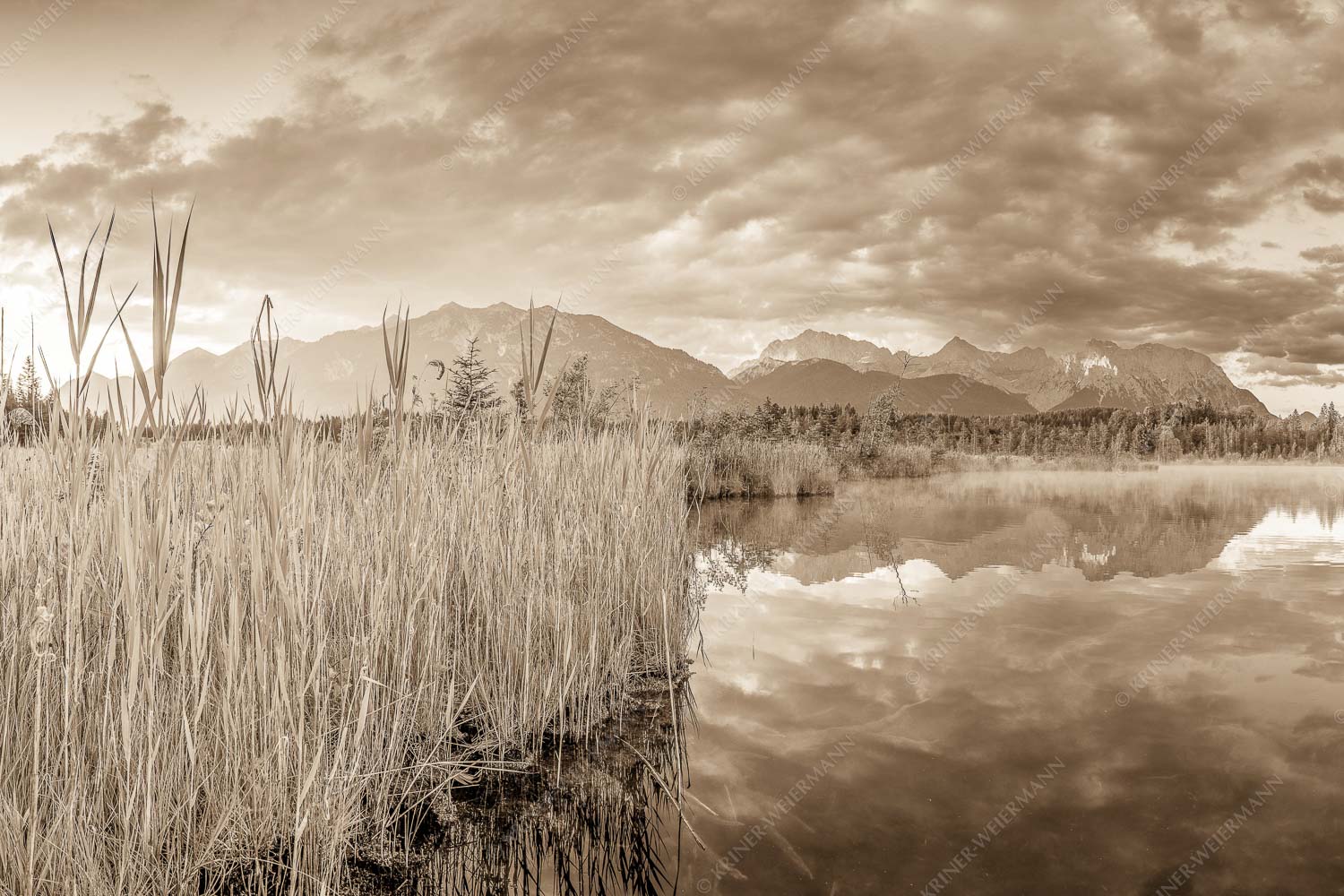 Sonnenaufgang am Barmsee mit Blick zum Karwendel und Wettersteingebirge - Utopia III 3:2 sepia -- Morgenstimmung am Barmsee - mehr Infos bei www.Kriner-Weiermann.de
