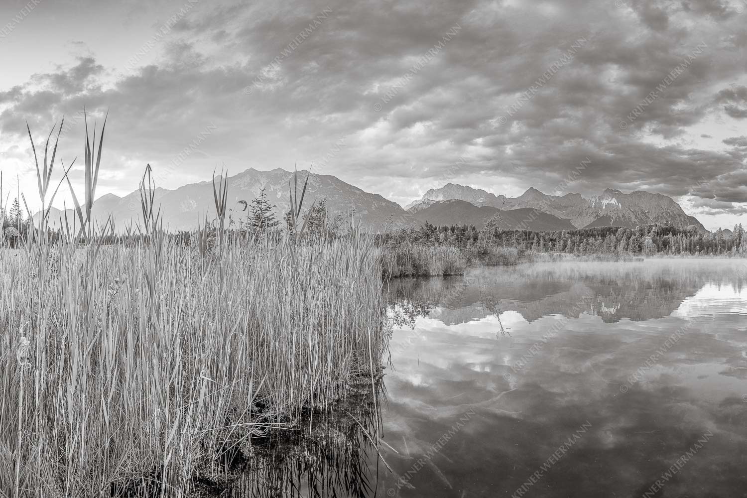 Sonnenaufgang am Barmsee mit Blick zum Karwendel und Wettersteingebirge - Utopia III 3:2 sw -- Morgenstimmung am Barmsee - mehr Infos bei www.Kriner-Weiermann.de