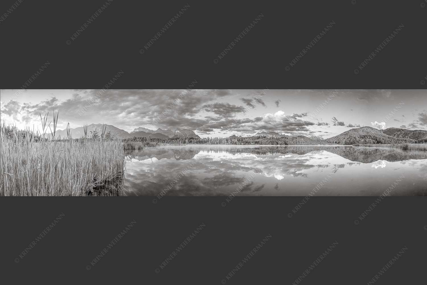 Sonnenaufgang am Barmsee mit Blick zum Karwendel und Wettersteingebirge - Utopia III 4:1 sw -- Morgenstimmung am Barmsee - mehr Infos bei www.Kriner-Weiermann.de