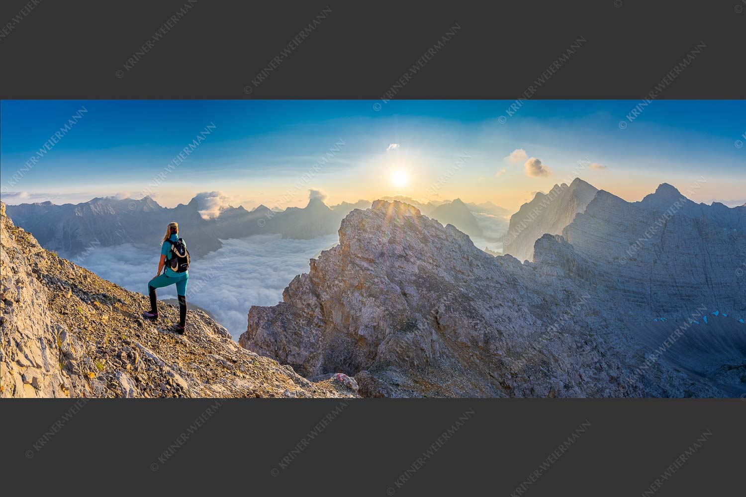 Blick von der Kaskarspitze im Karwendel über Nebelmeer in den Sonnenaufgang - Versteinert 2,5:1  -- Bergsteigerin auf Kaskarspitze im Karwendel - mehr Infos bei www.Kriner-Weiermann.de