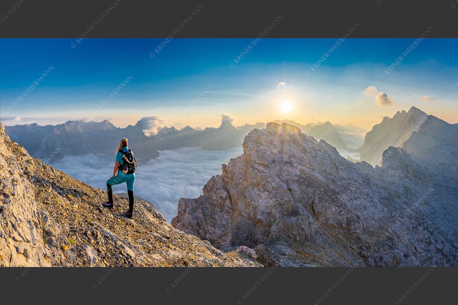 Blick von der Kaskarspitze im Karwendel über Nebelmeer in den Sonnenaufgang - Versteinert 2:1  -- Bergsteigerin auf Kaskarspitze im Karwendel - mehr Infos bei www.Kriner-Weiermann.de