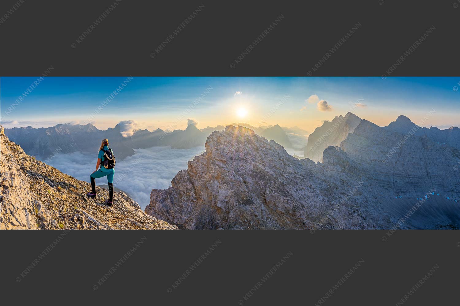 Blick von der Kaskarspitze im Karwendel über Nebelmeer in den Sonnenaufgang - Versteinert 3:1  -- Bergsteigerin auf Kaskarspitze im Karwendel - mehr Infos bei www.Kriner-Weiermann.de