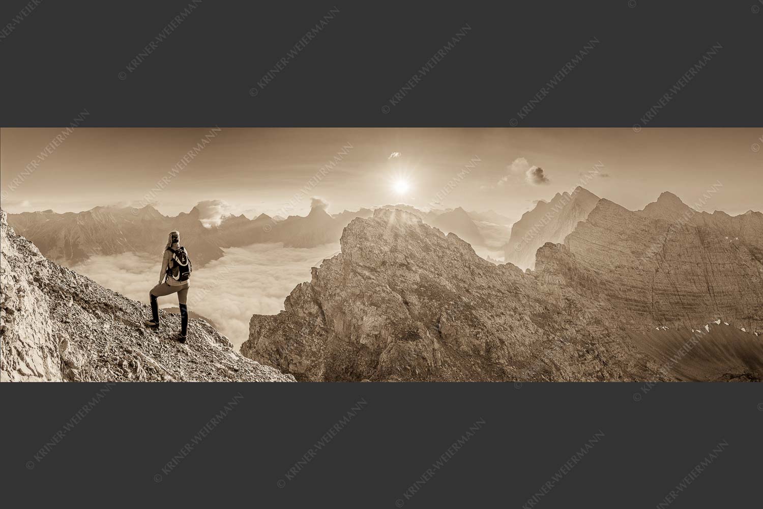 Blick von der Kaskarspitze im Karwendel über Nebelmeer in den Sonnenaufgang - Versteinert 3:1 sepia -- Bergsteigerin auf Kaskarspitze im Karwendel - mehr Infos bei www.Kriner-Weiermann.de