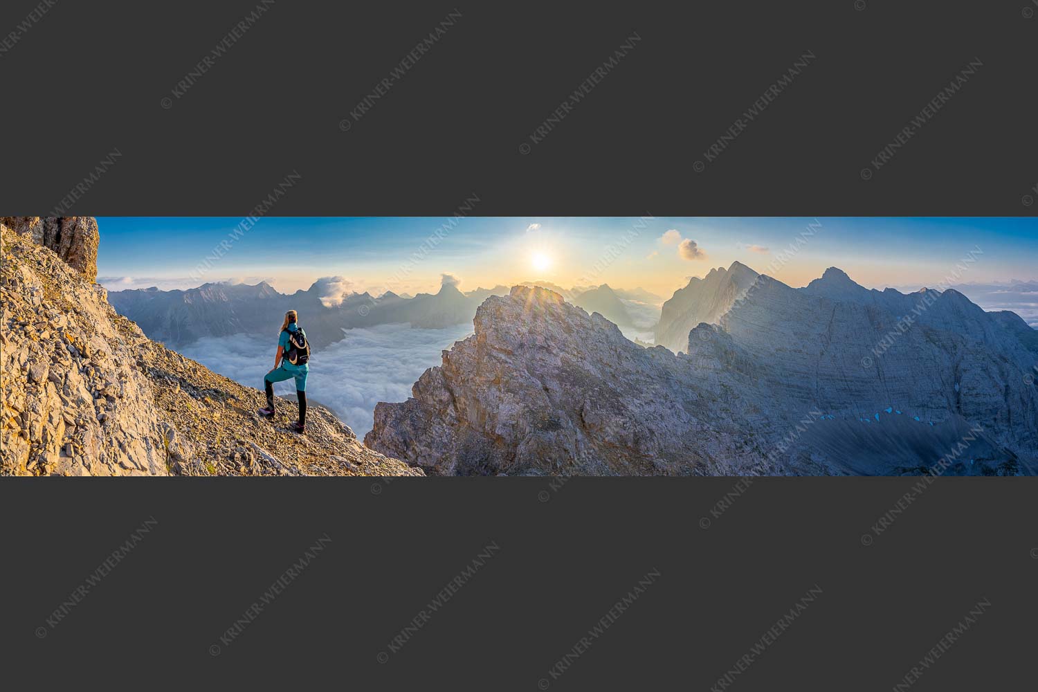 Blick von der Kaskarspitze im Karwendel über Nebelmeer in den Sonnenaufgang - Versteinert 4:1  -- Bergsteigerin auf Kaskarspitze im Karwendel - mehr Infos bei www.Kriner-Weiermann.de