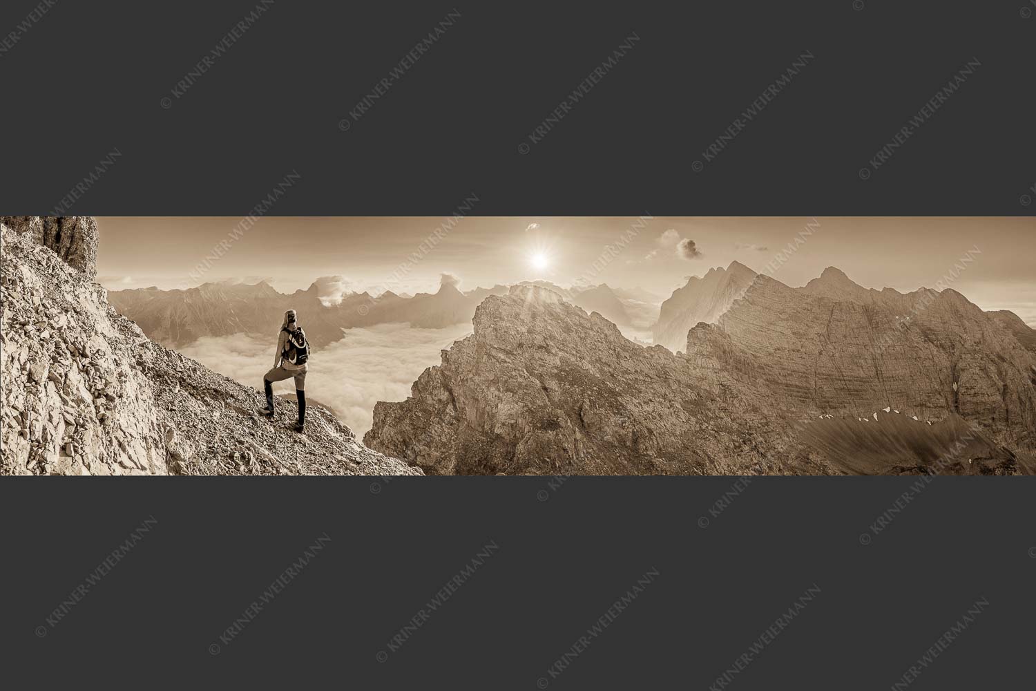 Blick von der Kaskarspitze im Karwendel über Nebelmeer in den Sonnenaufgang - Versteinert 4:1 sepia -- Bergsteigerin auf Kaskarspitze im Karwendel - mehr Infos bei www.Kriner-Weiermann.de