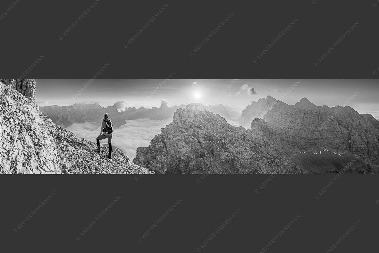 Blick von der Kaskarspitze im Karwendel über Nebelmeer in den Sonnenaufgang - Versteinert 4:1 sw -- Bergsteigerin auf Kaskarspitze im Karwendel - mehr Infos bei www.Kriner-Weiermann.de