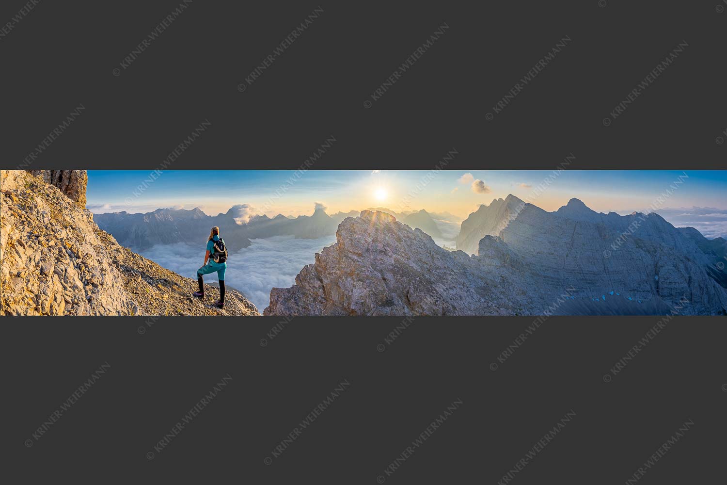 Blick von der Kaskarspitze im Karwendel über Nebelmeer in den Sonnenaufgang - Versteinert 5:1  -- Bergsteigerin auf Kaskarspitze im Karwendel - mehr Infos bei www.Kriner-Weiermann.de
