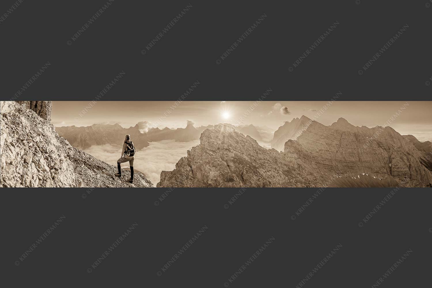 Blick von der Kaskarspitze im Karwendel über Nebelmeer in den Sonnenaufgang - Versteinert 5:1 sepia -- Bergsteigerin auf Kaskarspitze im Karwendel - mehr Infos bei www.Kriner-Weiermann.de