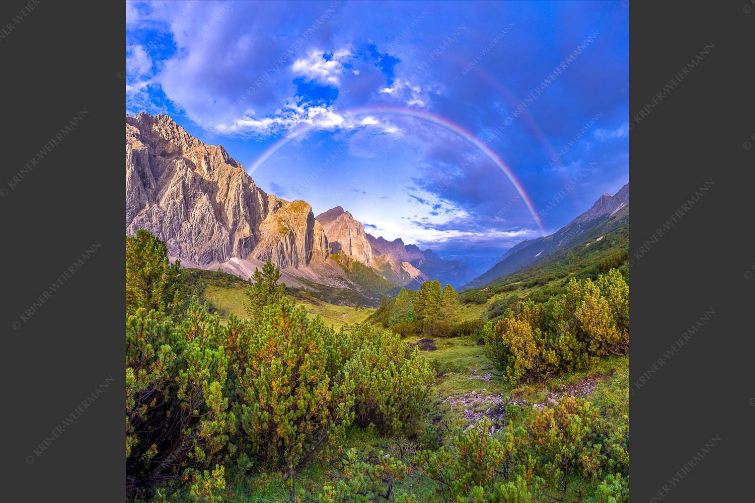 Regenbogen über dem Lafatscher und dem Halleranger im Karwendelgebirge - Verzaubert 1:1  -- Regenbogen Halleranger im Karwendelgebirge - mehr Infos bei www.Kriner-Weiermann.de