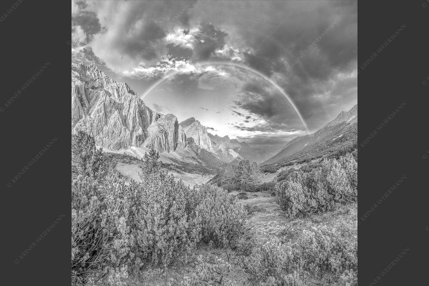 Regenbogen über dem Lafatscher und dem Halleranger im Karwendelgebirge - Verzaubert 1:1 sw -- Regenbogen Halleranger im Karwendelgebirge - mehr Infos bei www.Kriner-Weiermann.de