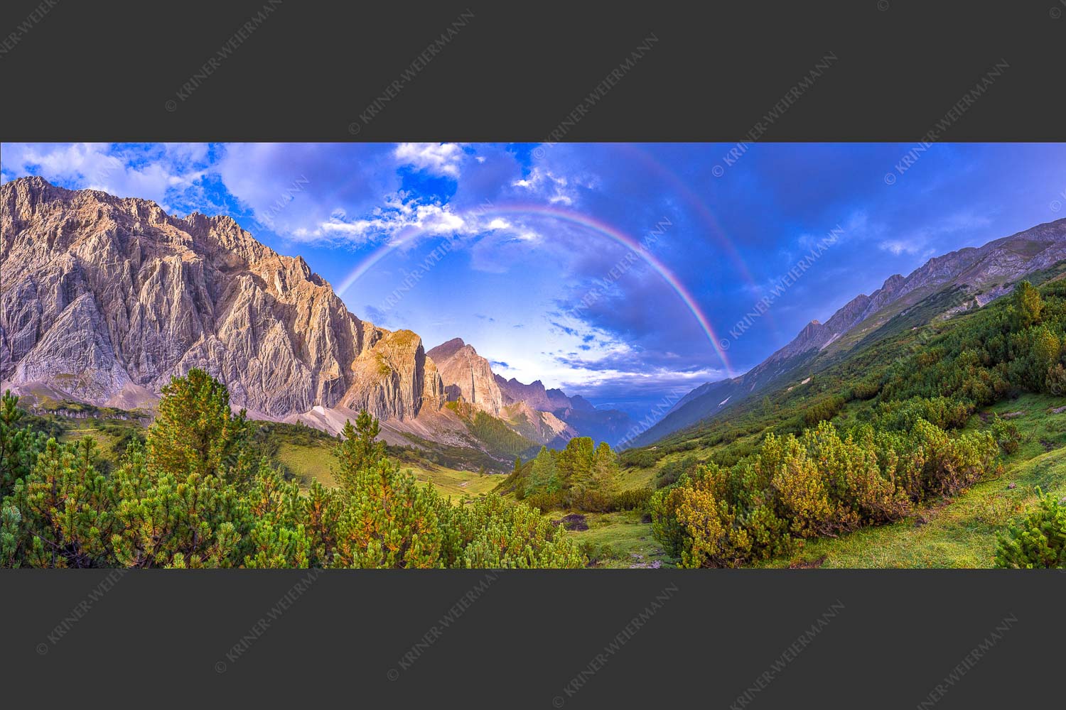 Regenbogen über dem Lafatscher und dem Halleranger im Karwendelgebirge - Verzaubert 2,5:1  -- Regenbogen Halleranger im Karwendelgebirge - mehr Infos bei www.Kriner-Weiermann.de