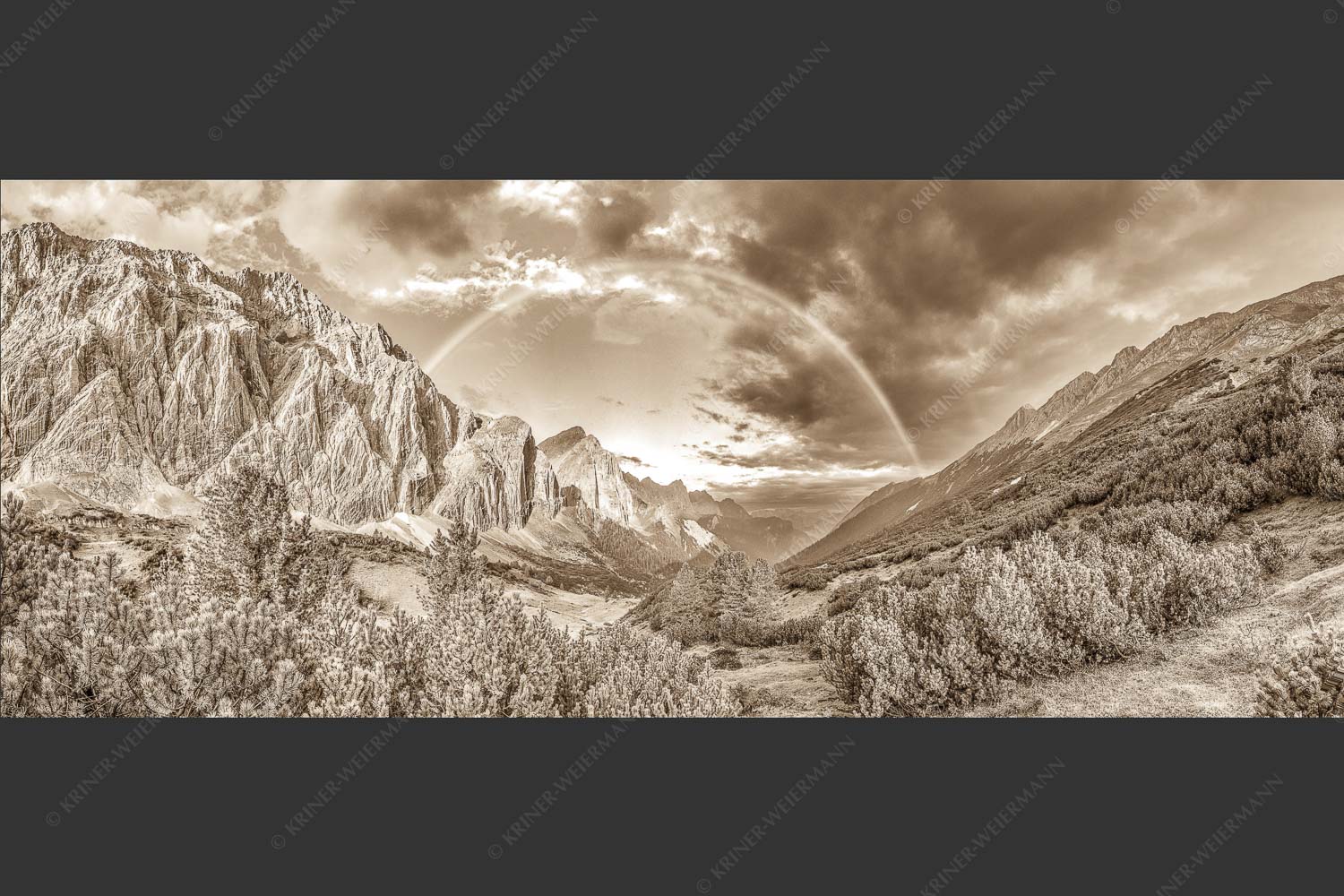 Regenbogen über dem Lafatscher und dem Halleranger im Karwendelgebirge - Verzaubert 2,5:1 sepia -- Regenbogen Halleranger im Karwendelgebirge - mehr Infos bei www.Kriner-Weiermann.de