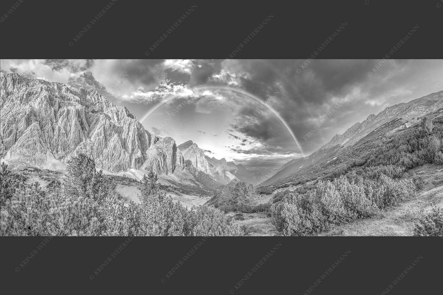 Regenbogen über dem Lafatscher und dem Halleranger im Karwendelgebirge - Verzaubert 2,5:1 sw -- Regenbogen Halleranger im Karwendelgebirge - mehr Infos bei www.Kriner-Weiermann.de