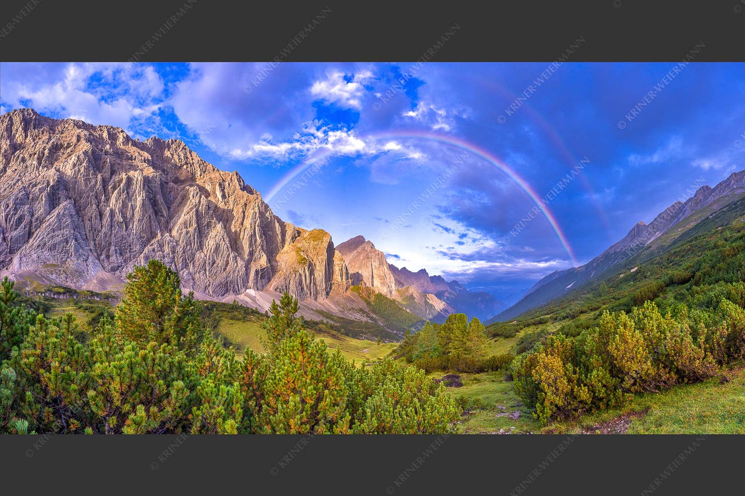 Regenbogen über dem Lafatscher und dem Halleranger im Karwendelgebirge - Verzaubert 2:1  -- Regenbogen Halleranger im Karwendelgebirge - mehr Infos bei www.Kriner-Weiermann.de
