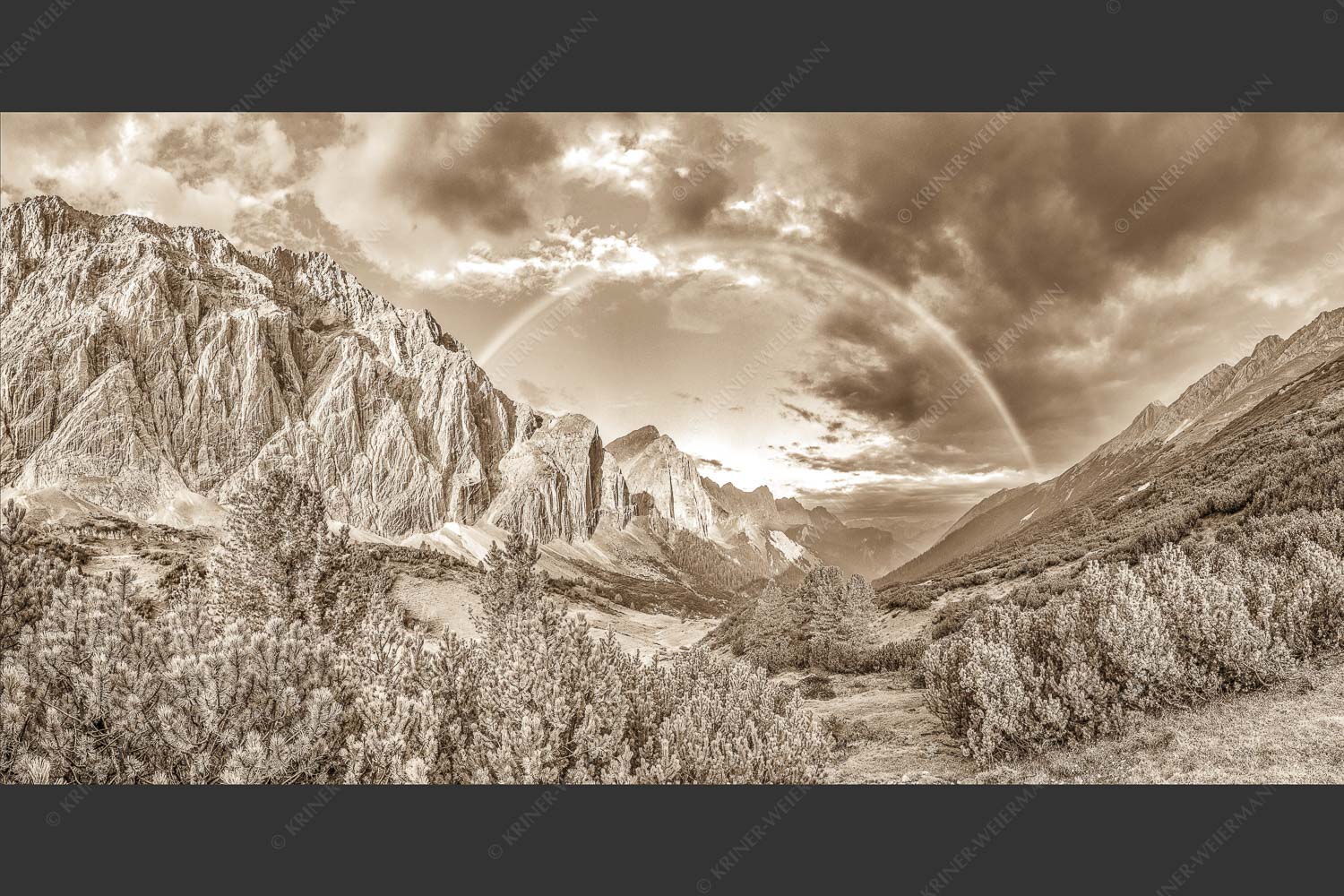 Regenbogen über dem Lafatscher und dem Halleranger im Karwendelgebirge - Verzaubert 2:1 sepia -- Regenbogen Halleranger im Karwendelgebirge - mehr Infos bei www.Kriner-Weiermann.de