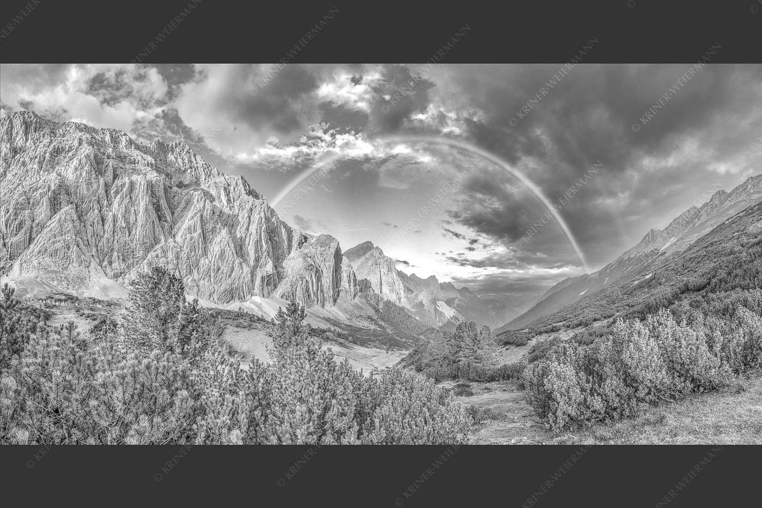 Regenbogen über dem Lafatscher und dem Halleranger im Karwendelgebirge - Verzaubert 2:1 sw -- Regenbogen Halleranger im Karwendelgebirge - mehr Infos bei www.Kriner-Weiermann.de