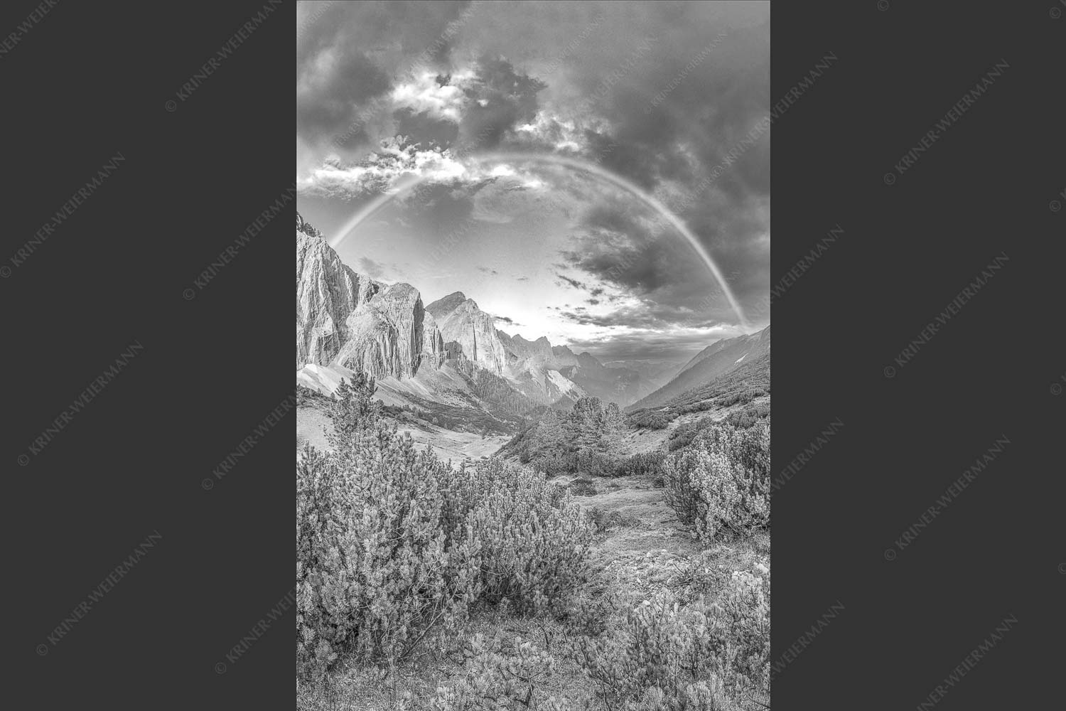 Regenbogen über dem Lafatscher und dem Halleranger im Karwendelgebirge - Verzaubert 2:3 sw -- Regenbogen Halleranger im Karwendelgebirge - mehr Infos bei www.Kriner-Weiermann.de