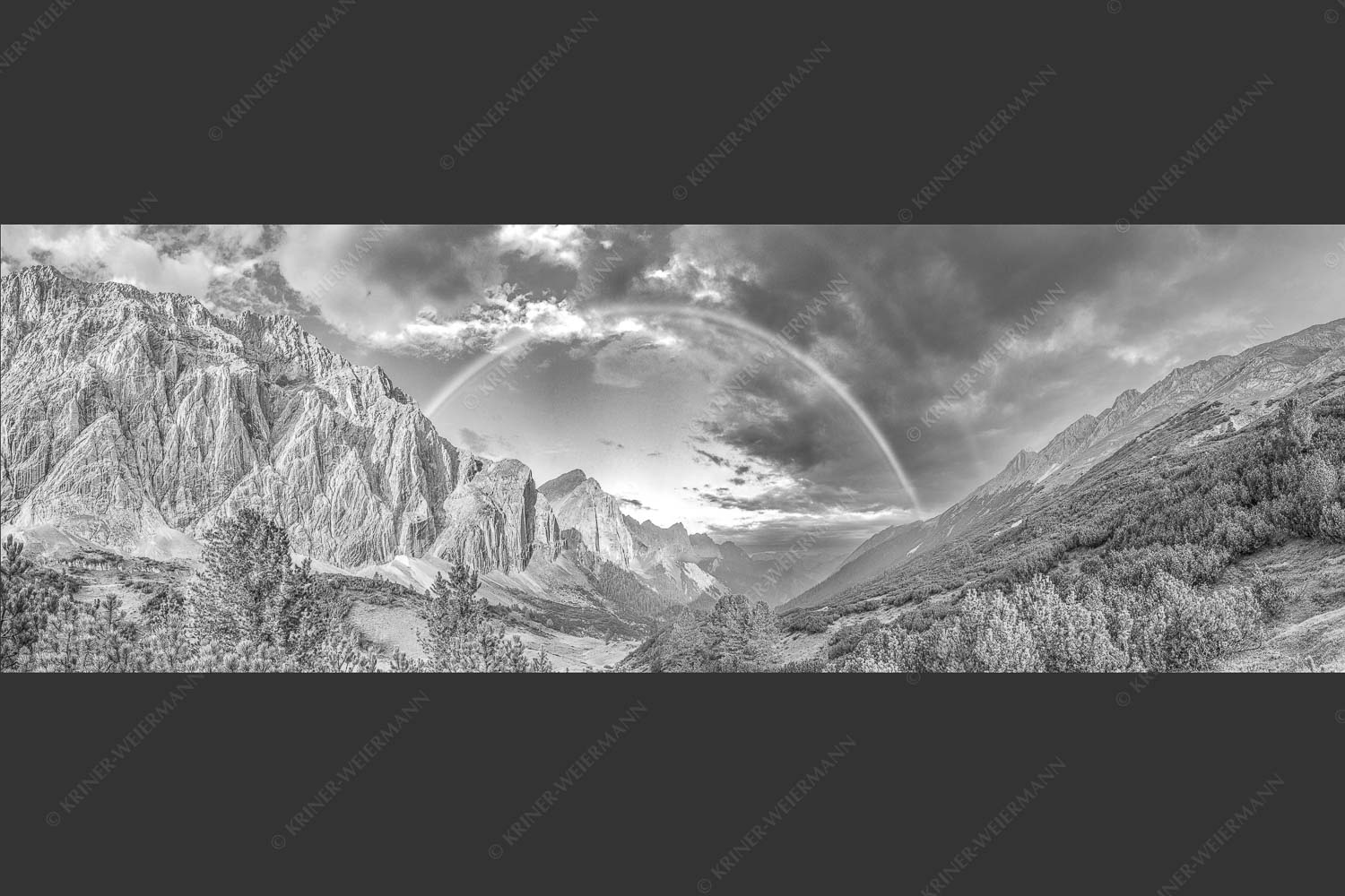 Regenbogen über dem Lafatscher und dem Halleranger im Karwendelgebirge - Verzaubert 3:1 sw -- Regenbogen Halleranger im Karwendelgebirge - mehr Infos bei www.Kriner-Weiermann.de