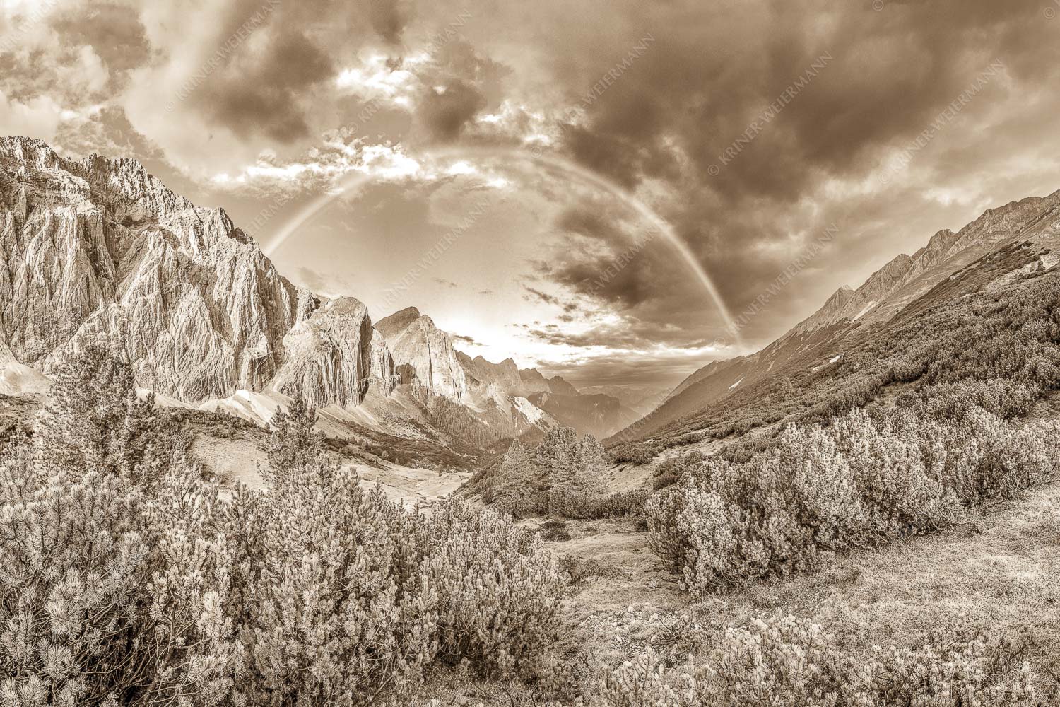 Regenbogen über dem Lafatscher und dem Halleranger im Karwendelgebirge - Verzaubert 3:2 sepia -- Regenbogen Halleranger im Karwendelgebirge - mehr Infos bei www.Kriner-Weiermann.de