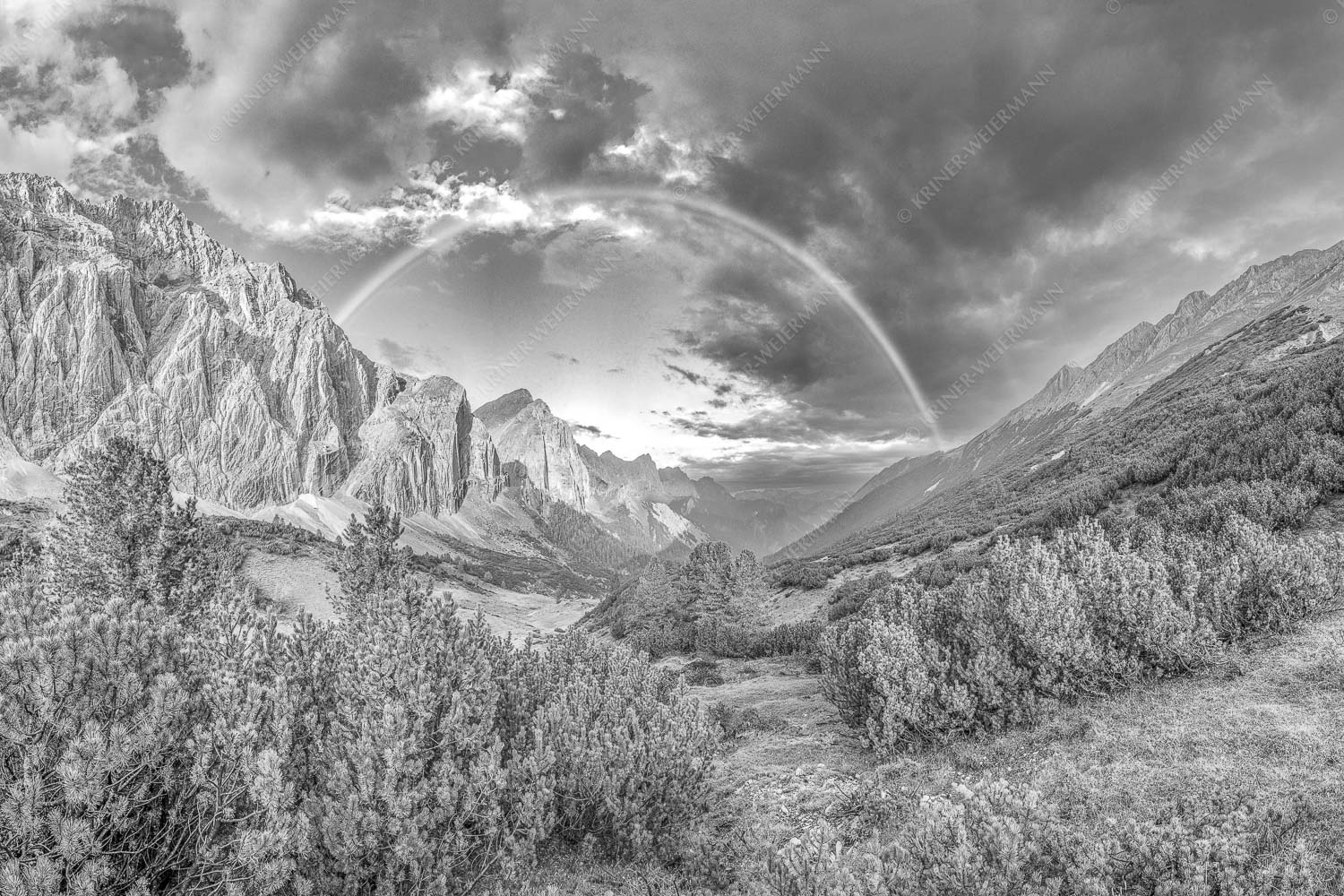 Regenbogen über dem Lafatscher und dem Halleranger im Karwendelgebirge - Verzaubert 3:2 sw -- Regenbogen Halleranger im Karwendelgebirge - mehr Infos bei www.Kriner-Weiermann.de