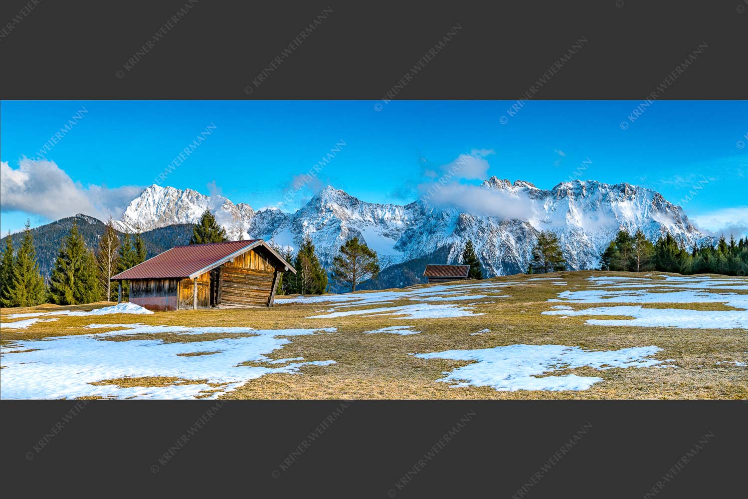 Letzte Schneereste auf den Wiesen und das Karwendelgebirge im Hintergrund - Viel ist nicht mehr übrig 2,5:1  -- Heustadel und Karwendel - mehr Infos bei www.Kriner-Weiermann.de