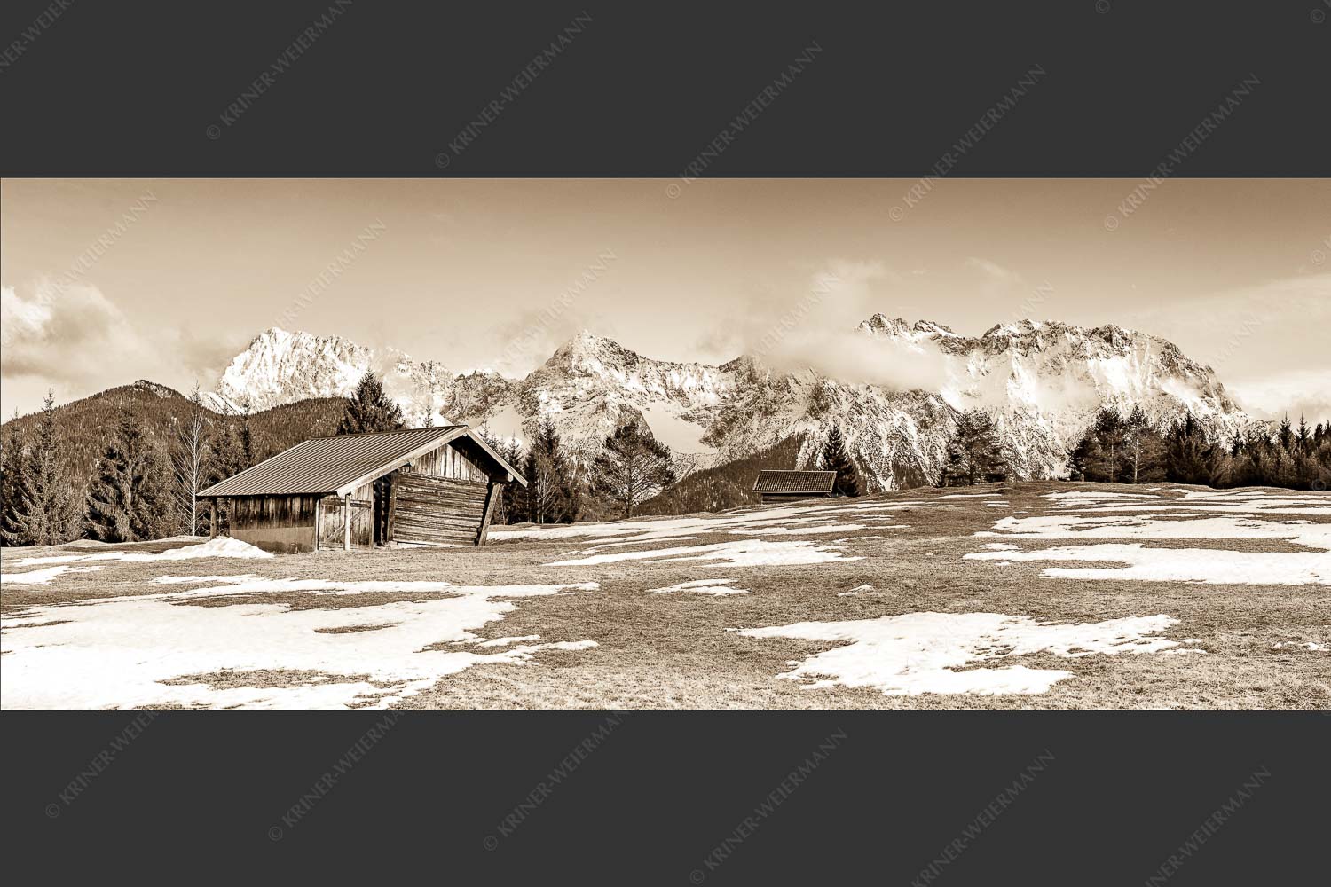 Letzte Schneereste auf den Wiesen und das Karwendelgebirge im Hintergrund - Viel ist nicht mehr übrig 2,5:1 sepia -- Heustadel und Karwendel - mehr Infos bei www.Kriner-Weiermann.de