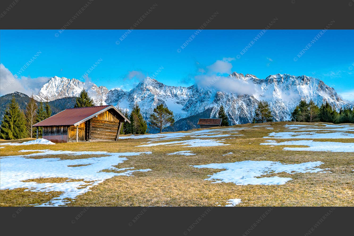 Letzte Schneereste auf den Wiesen und das Karwendelgebirge im Hintergrund - Viel ist nicht mehr übrig 2:1  -- Heustadel und Karwendel - mehr Infos bei www.Kriner-Weiermann.de