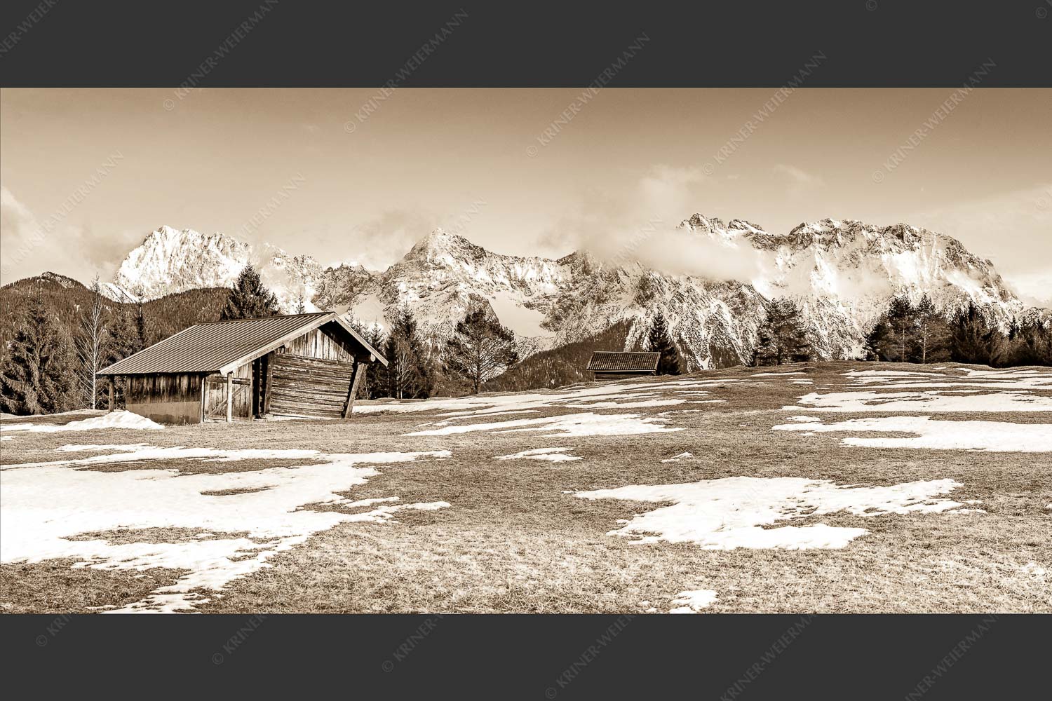 Letzte Schneereste auf den Wiesen und das Karwendelgebirge im Hintergrund - Viel ist nicht mehr übrig 2:1 sepia -- Heustadel und Karwendel - mehr Infos bei www.Kriner-Weiermann.de