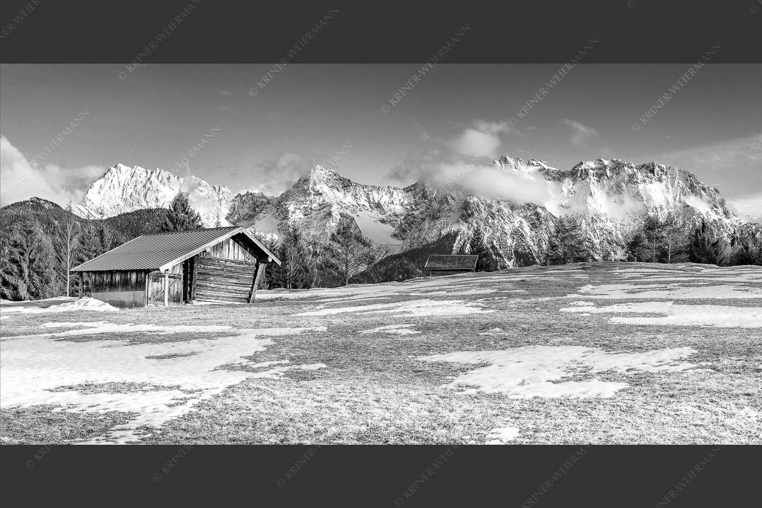 Letzte Schneereste auf den Wiesen und das Karwendelgebirge im Hintergrund - Viel ist nicht mehr übrig 2:1 sw -- Heustadel und Karwendel - mehr Infos bei www.Kriner-Weiermann.de