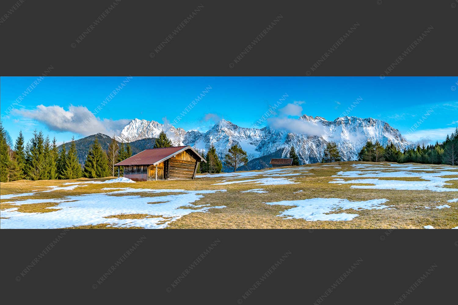 Letzte Schneereste auf den Wiesen und das Karwendelgebirge im Hintergrund - Viel ist nicht mehr übrig 3:1  -- Heustadel und Karwendel - mehr Infos bei www.Kriner-Weiermann.de