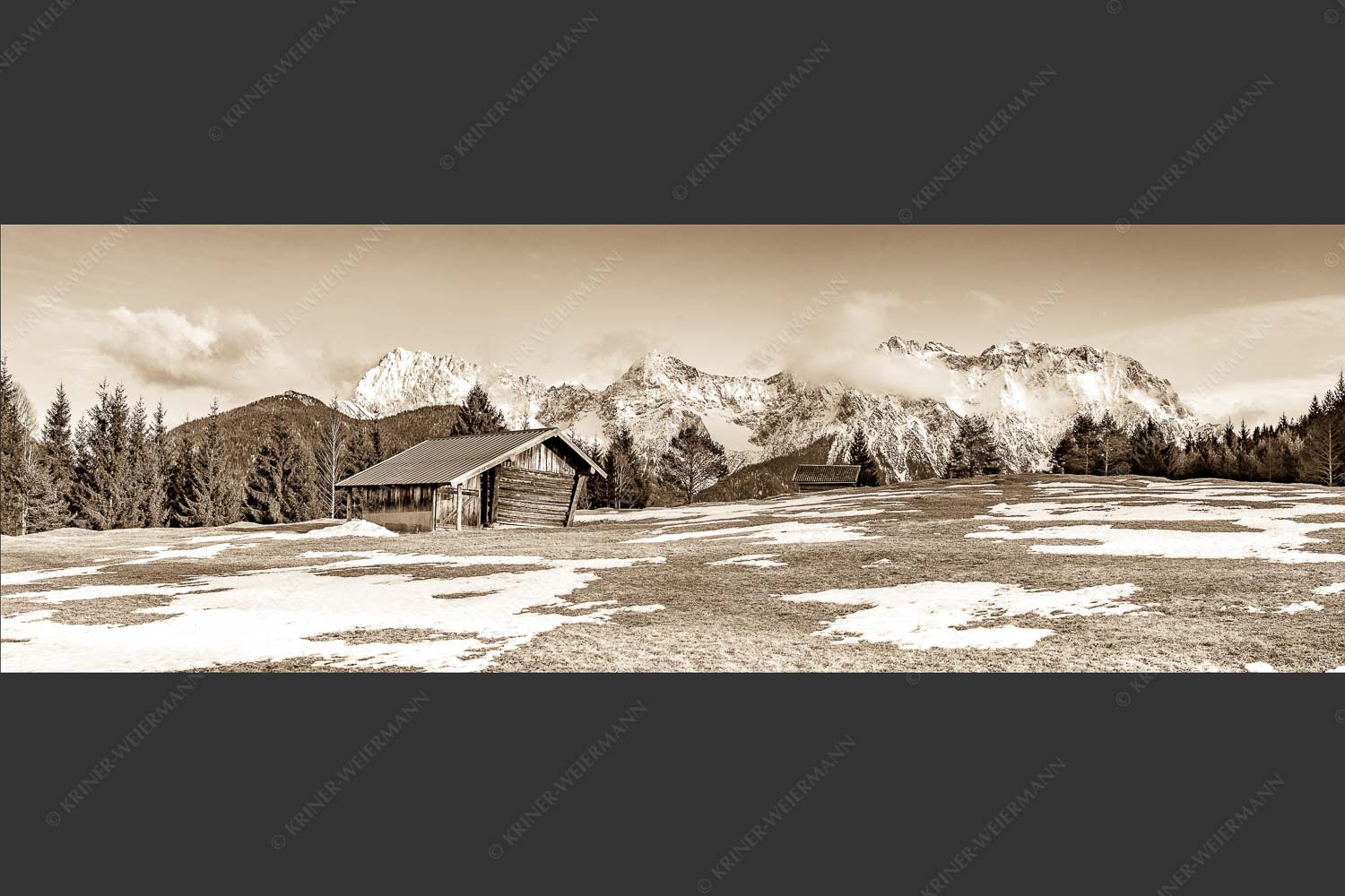 Letzte Schneereste auf den Wiesen und das Karwendelgebirge im Hintergrund - Viel ist nicht mehr übrig 3:1 sepia -- Heustadel und Karwendel - mehr Infos bei www.Kriner-Weiermann.de