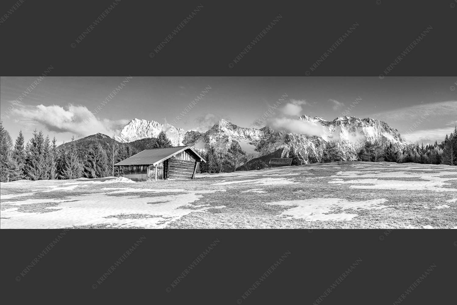 Letzte Schneereste auf den Wiesen und das Karwendelgebirge im Hintergrund - Viel ist nicht mehr übrig 3:1 sw -- Heustadel und Karwendel - mehr Infos bei www.Kriner-Weiermann.de