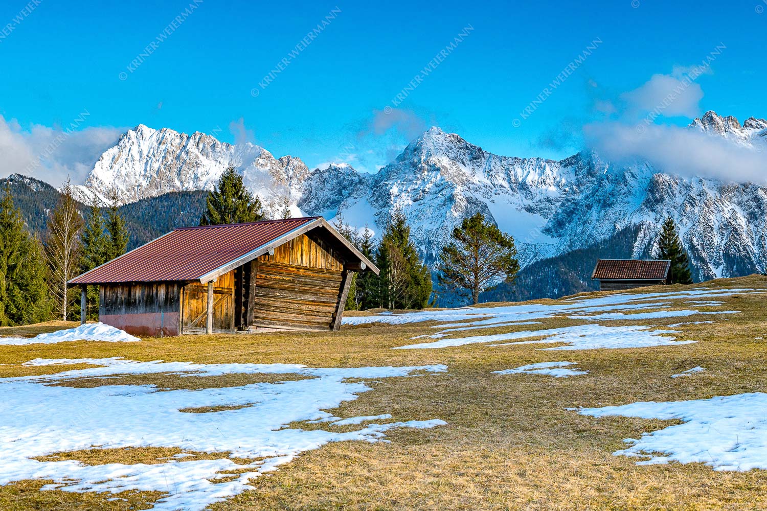 Letzte Schneereste auf den Wiesen und das Karwendelgebirge im Hintergrund - Viel ist nicht mehr übrig 3:2  -- Heustadel und Karwendel - mehr Infos bei www.Kriner-Weiermann.de