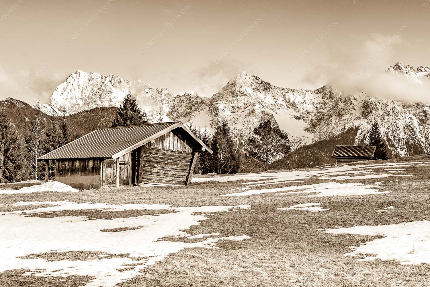Letzte Schneereste auf den Wiesen und das Karwendelgebirge im Hintergrund - Viel ist nicht mehr übrig 3:2 sepia -- Heustadel und Karwendel - mehr Infos bei www.Kriner-Weiermann.de