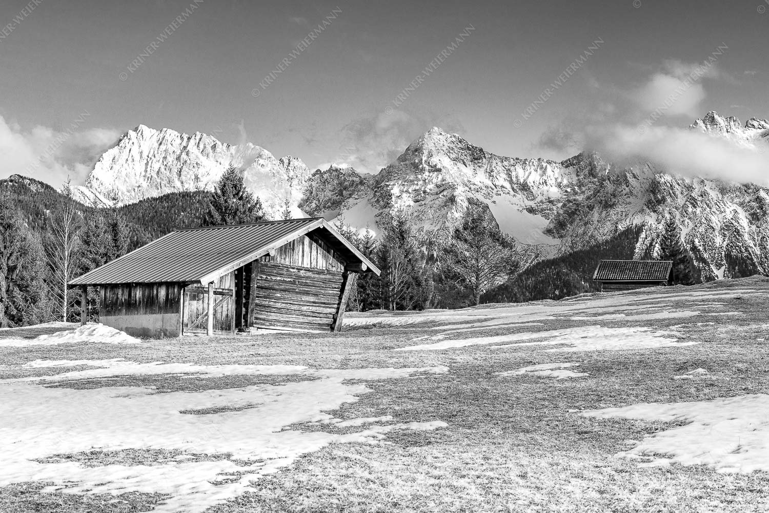Letzte Schneereste auf den Wiesen und das Karwendelgebirge im Hintergrund - Viel ist nicht mehr übrig 3:2 sw -- Heustadel und Karwendel - mehr Infos bei www.Kriner-Weiermann.de