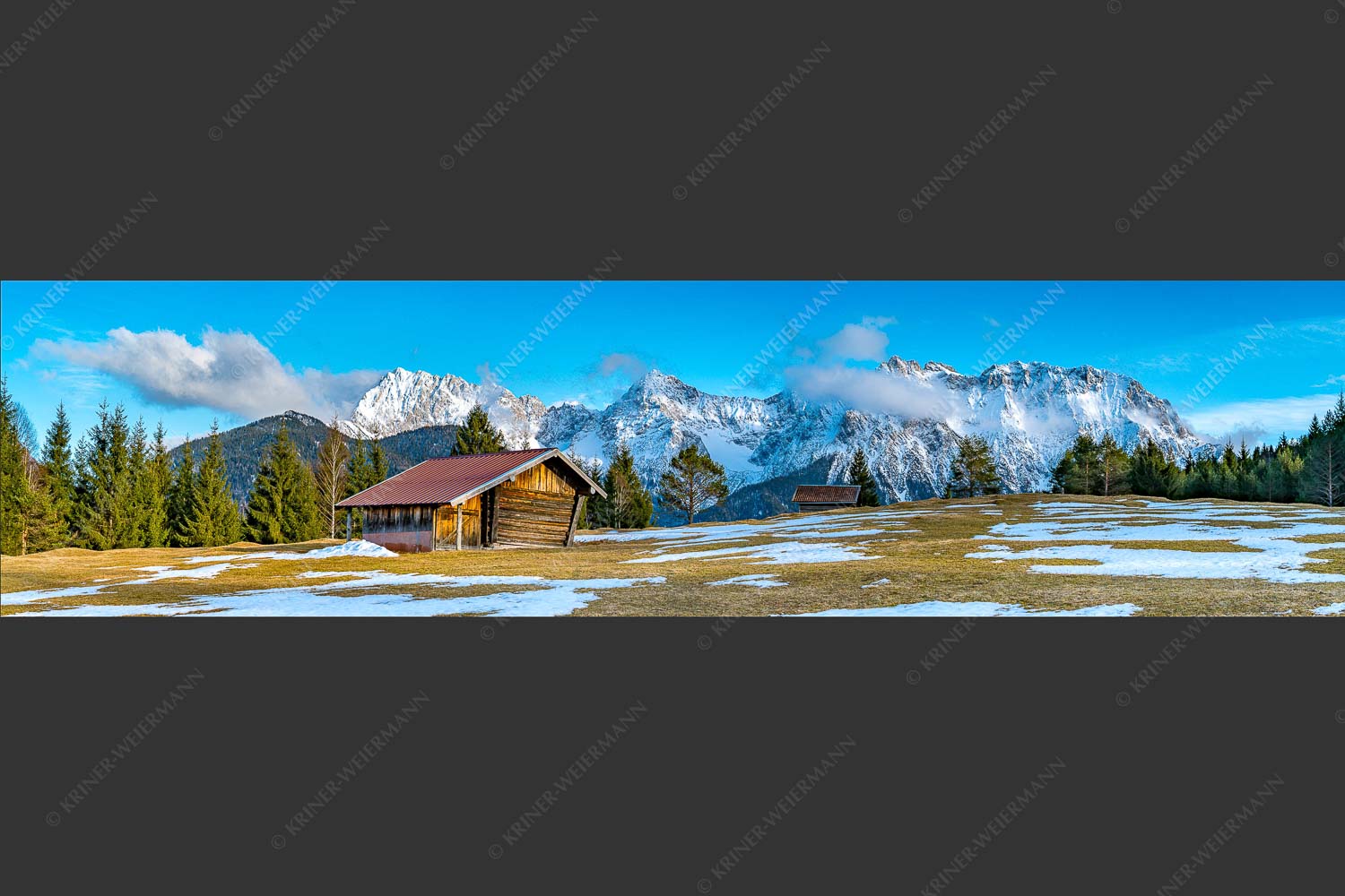 Letzte Schneereste auf den Wiesen und das Karwendelgebirge im Hintergrund - Viel ist nicht mehr übrig 4:1  -- Heustadel und Karwendel - mehr Infos bei www.Kriner-Weiermann.de